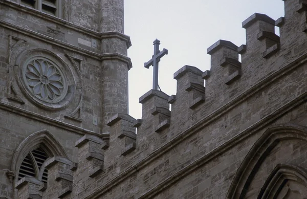 Une croix au-dessus d'un bâtiment — Photo