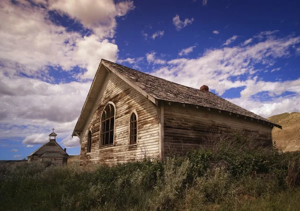 Edificio de madera envejecida y la iglesia —  Fotos de Stock
