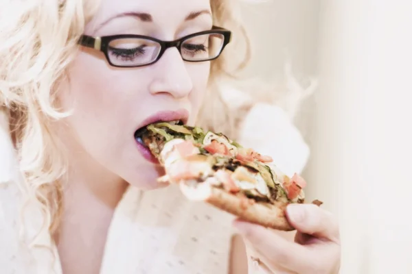 Mujer comiendo pizza — Foto de Stock