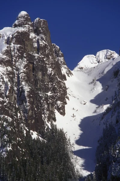 Schroffe Bergspitze — Stockfoto