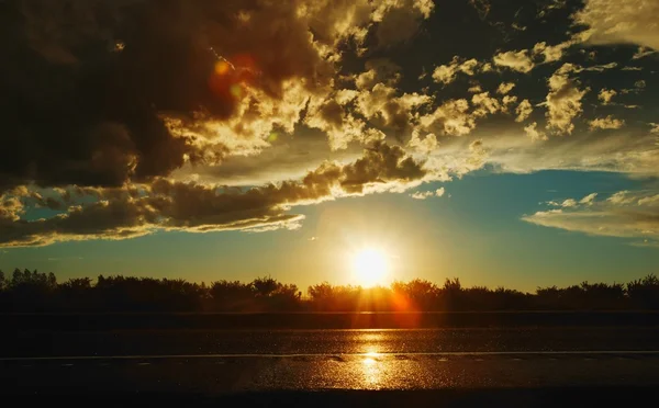 Puesta de sol sobre el lago —  Fotos de Stock