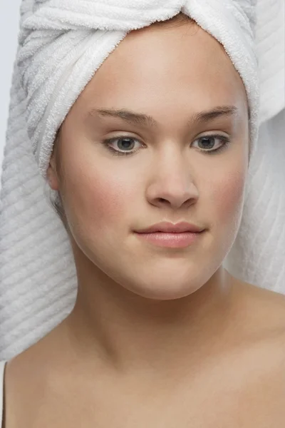 Kvinna med handduk i hår — Stockfoto