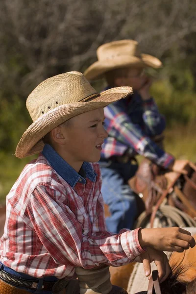 Två pojkar på hästar — Stockfoto