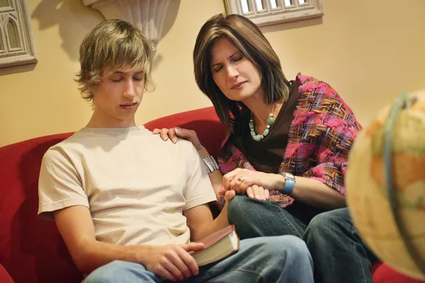 Mother And Son Praying Together — Stock Photo, Image