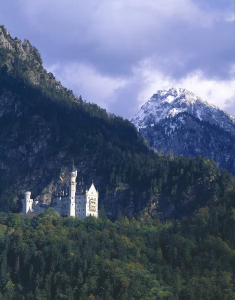 Neuschwannstein, bajkowy zamek zbudowany przez szalony król Ludwik Wittelsbach — Zdjęcie stockowe