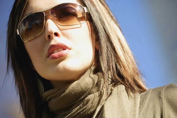 Kvinna med trendiga solglasögon — Stockfoto