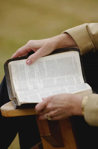 De Bijbel lezen — Stockfoto