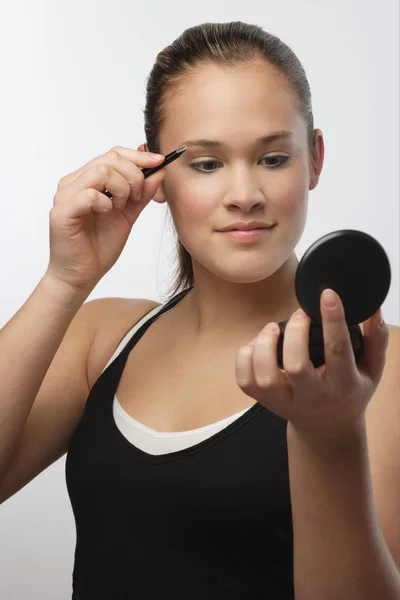 Teenager mit Kompaktspiegel — Stockfoto