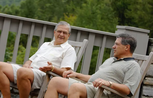 Deux hommes discutent sur le patio — Photo