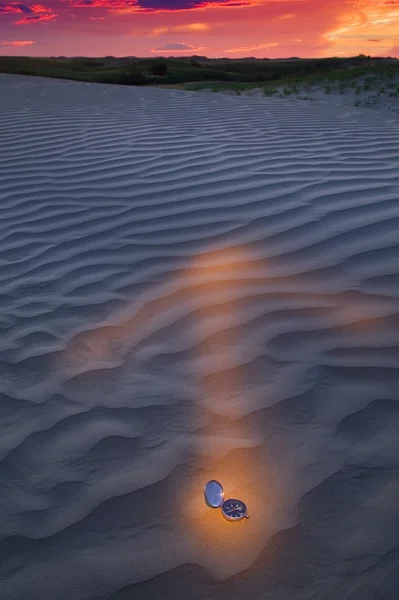 Brújula que señala la dirección en el desierto —  Fotos de Stock