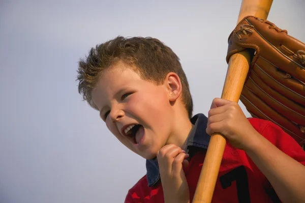 Bir beysbol sopası ile genç çocuk — Stok fotoğraf