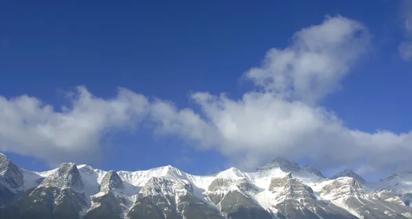 Dağları kar maskeli — Stok fotoğraf