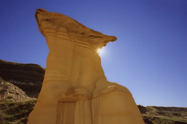 Hoodoo Against A Blue Sky, Drumheller, Alberta, Canadá — Foto de Stock