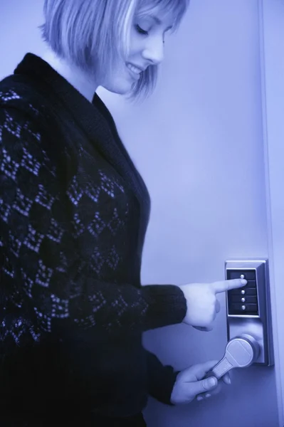 Vrouw gaat via gesloten deur — Stockfoto