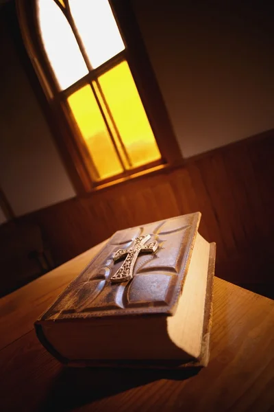 Läder bundna Bibeln — Stockfoto