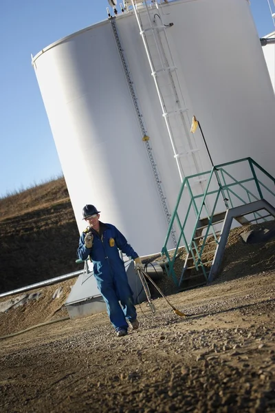 Hombre trabajando en una refinería de petróleo — Foto de Stock