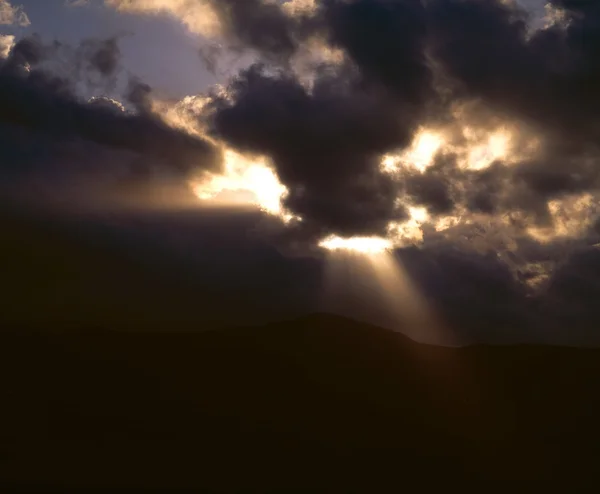 Wolkenlandschaft mit Sonneneinbruch — Stockfoto