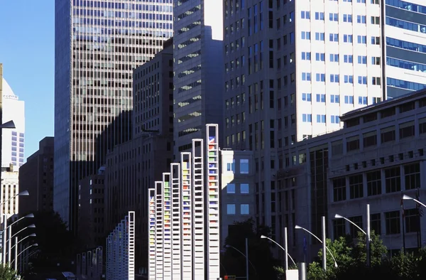 Kleurrijke display op hoogbouw — Stockfoto