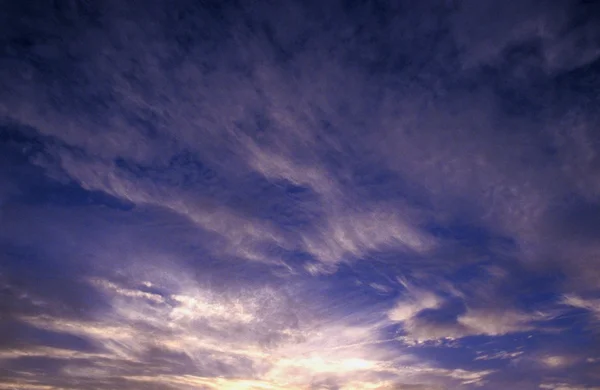 Cirrus Wolken und Sonnenlicht — Stockfoto