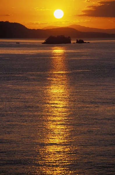 Hermosa puesta de sol sobre el agua — Foto de Stock