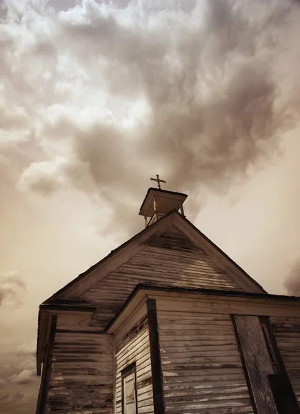 Una chiesa semplice in legno con croce — Foto Stock