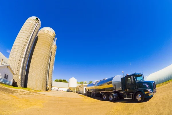 Mejeri silo och lastbil — Stockfoto