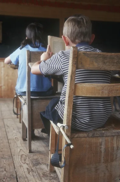 Niños en un aula vieja — Foto de Stock