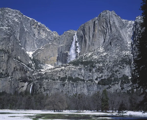 Yosemitský spadá v zimě — Stock fotografie