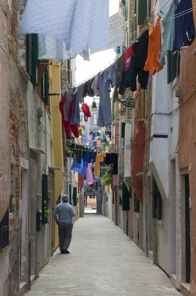 Narrow Pedestrian Street With Hanging Laundry — Stock Photo, Image