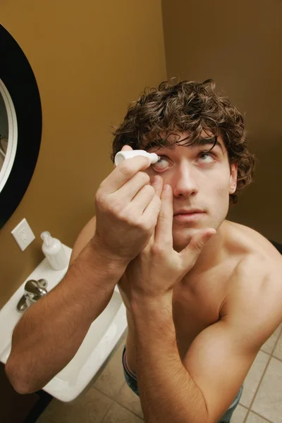 Hombre poniendo gotas en los ojos —  Fotos de Stock