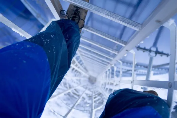 Persoon beklimmen van een ladder bij een olieraffinaderij — Stockfoto