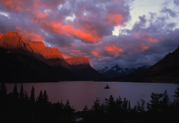 Amanecer de verano, Lago Santa María, Parque Nacional Glaciar — Foto de Stock