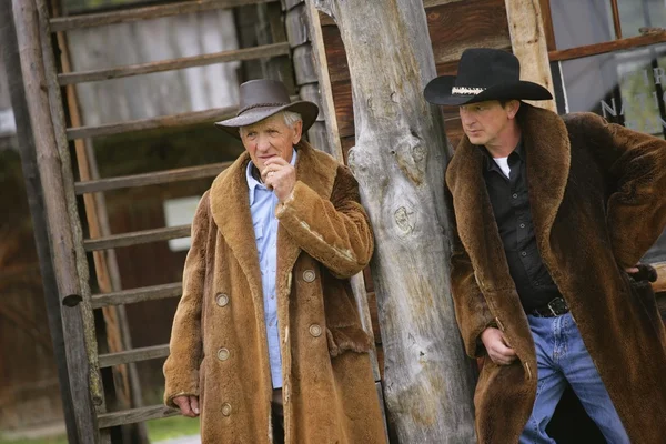 Dos vaqueros en un rancho — Foto de Stock