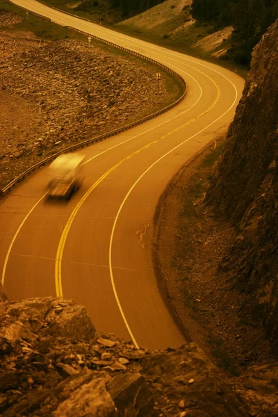 Автомобиль на кривой дороге — стоковое фото