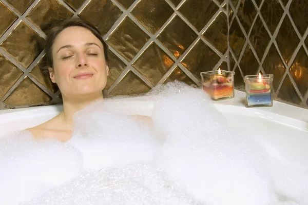 Mujer tomando un baño de burbujas — Foto de Stock