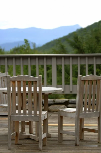 Stühle auf einem Deck — Stockfoto