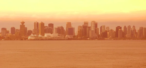 Skyline de la ciudad brumosa — Foto de Stock