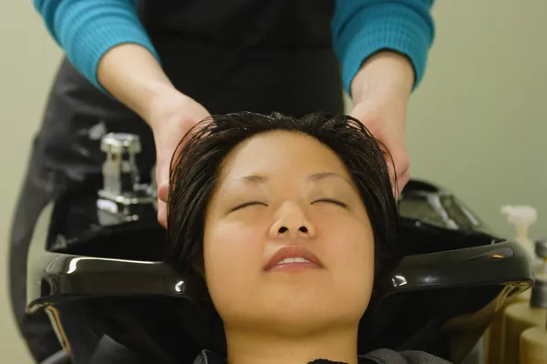 Masaje de cabeza en el salón de belleza — Foto de Stock