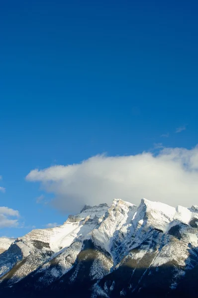 Karlı dağ zirveleri — Stok fotoğraf