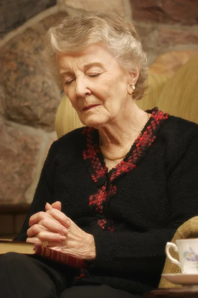 Senior dame bidden — Stockfoto