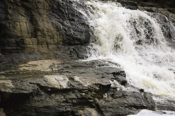 Agua en cascada sobre rocas — Foto de Stock