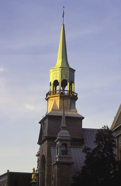 Ein Kirchturm — Stockfoto