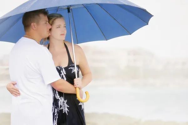 Couple avec un parapluie — Photo