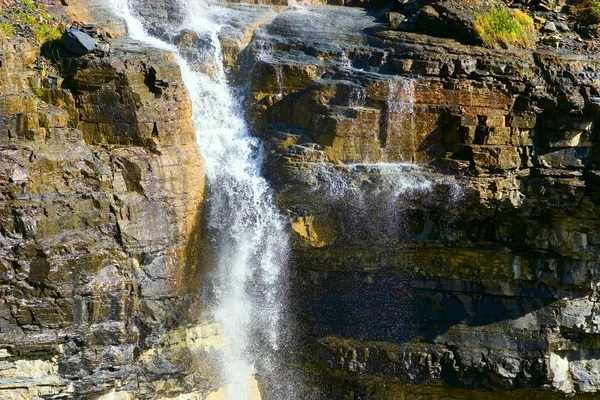 Cascada en cascada sobre acantilado —  Fotos de Stock