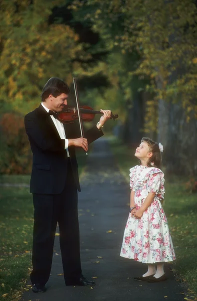 Homme joue du violon pour enfant — Photo