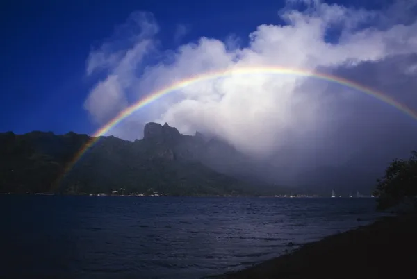 Rainbow i mgła nad zatoką kucharzy, Polinezja Francuska — Zdjęcie stockowe