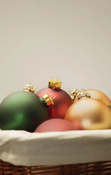 Decorações de Natal em uma cesta — Fotografia de Stock