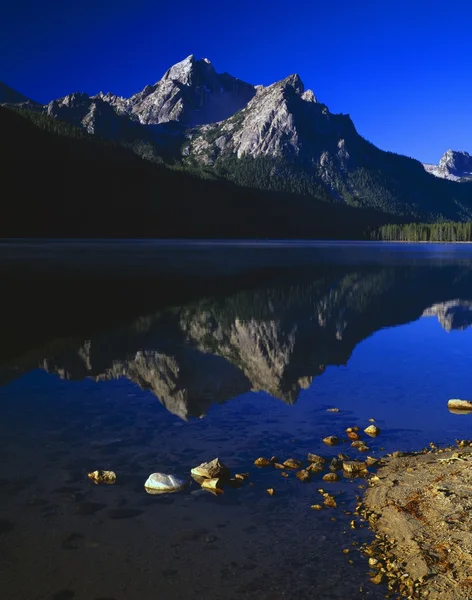 鋸歯の国有林、湖で山の反射 — ストック写真