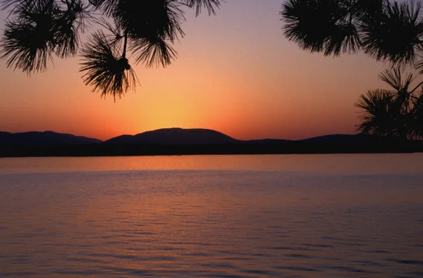 Un beau coucher de soleil sur un plan d'eau — Photo