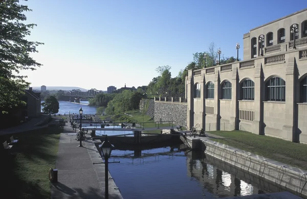 Een kanaal door gebouwen — Stockfoto